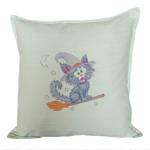 Housse de coussin en coton biologique – chat sorcier malicieux brodé  – collection bestiaire brodé–