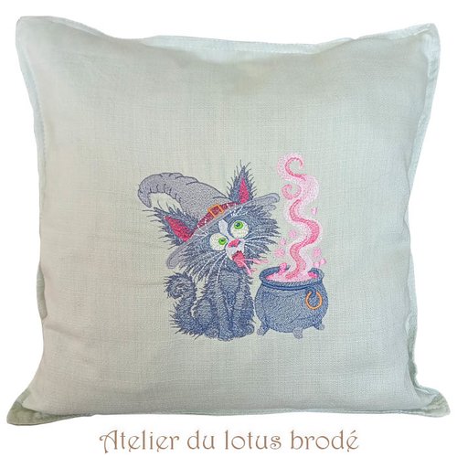Housse de coussin brodée nezrose – chat sorcier et potion magique – collection bestiaire brodé