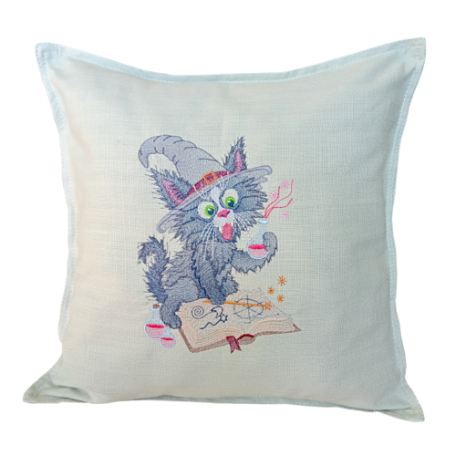 Housse de coussin brodé -chat sorcier nezrose et le grimoire- collection bestiaire brodé. 40*40cm
