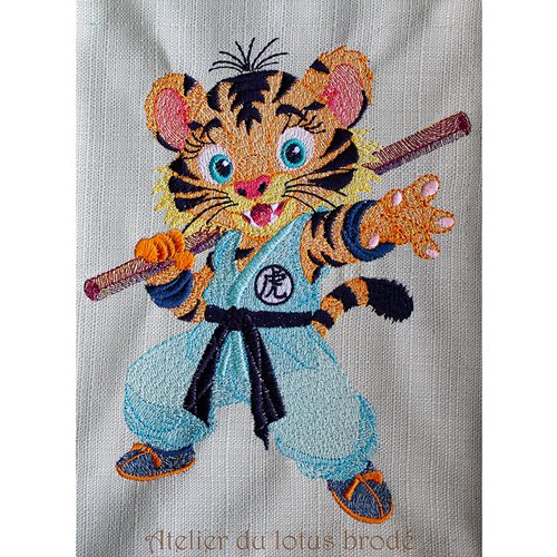 Motif broderie machine tigre arts martiaux - tora en position de combat- collection bestiaire brodé.