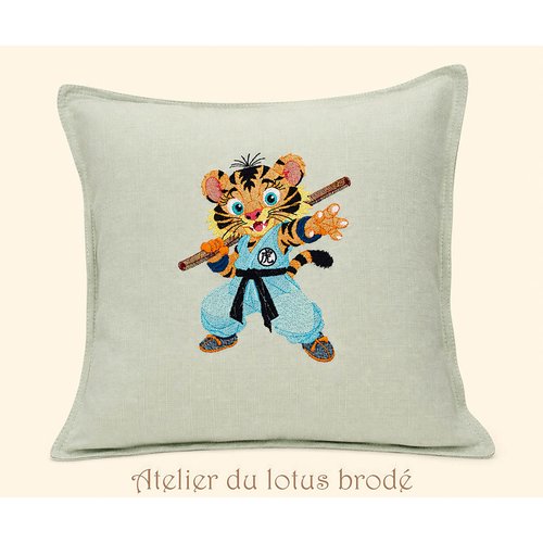 Housse de coussin broderie tigre tora en coton bio – vert sauge (40x40 cm)- collection bestiaire brodé