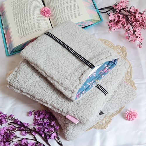 Pochette livre en tissu, format poche, broché et royal