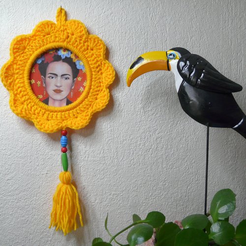 Frida kahlo cadre crochet jaune portrait