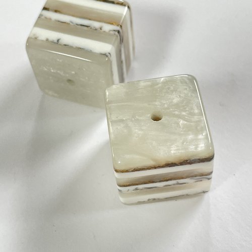 Cube 20 mm en résine, effet feuilleté et marbré couleur ivoire