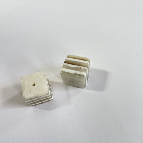 Cube 15 mm en résine effet marbré, feuilleté couleur ivoire