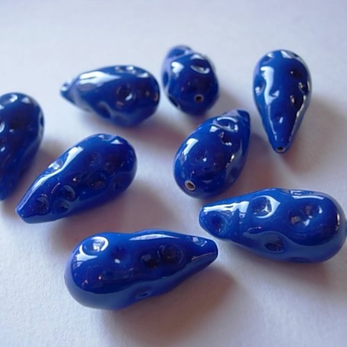 Perle poire martelée verre bleu