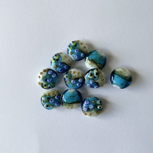 Perle en verre décorée couleur turquoise et blanche