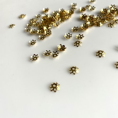 Mini calottes ou coupelles motif floral en métal doré pour perle x10