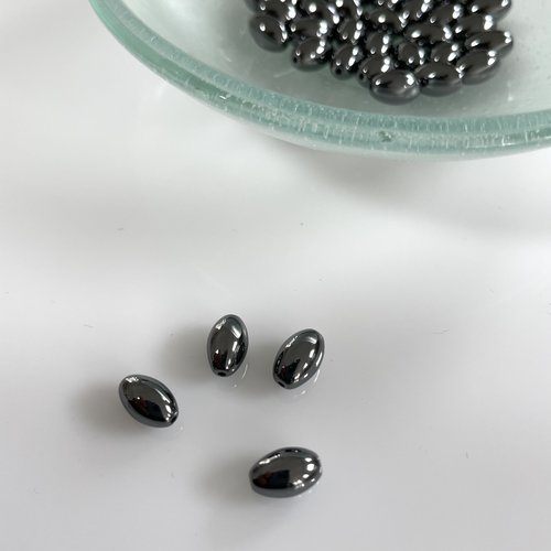 Petite olive lisse en hématite polie gris métallique