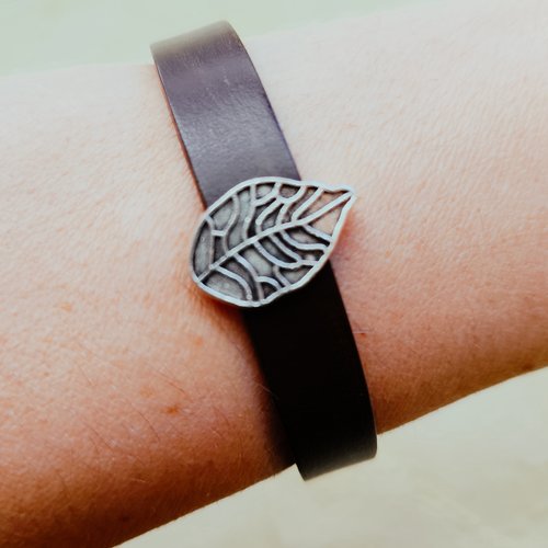 Bracelet en cuir marron avec perle passante feuille d'arbre