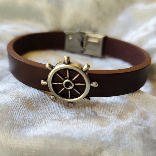 Bracelet en cuir marron avec perle passante barre de bateau