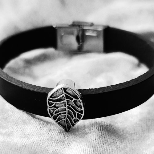 Bracelet en cuir noir avec perle passante feuille d'arbre