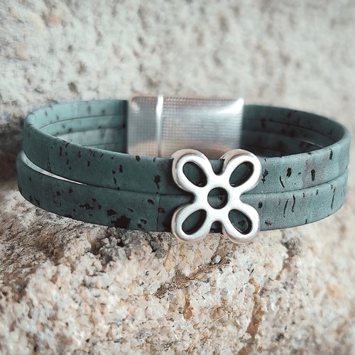 Bracelet "fleur" - bracelet en liège bleu-gris avec coulissant "fleur" - idée cadeau fête des mères