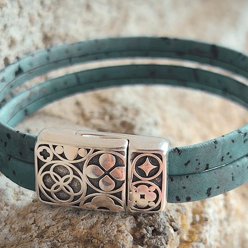 Bracelet en liège bleu-gris avec fermoir ethnique aimanté placage argent fin vieilli - idée cadeau fête des mères