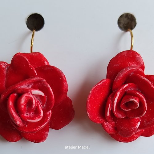 Boucles d'oreilles roses rouges patinées faites main crochet laiton finition or 24 carats - idée cadeau fête des mères