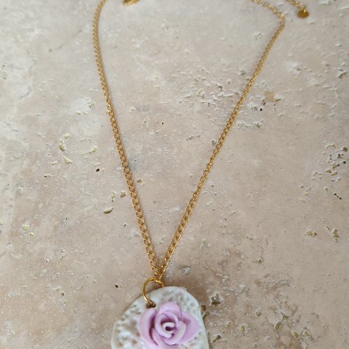Pendentif fleuri en porcelaine froide monté sur une fine chaîne dorée en acier inoxydable - idée cadeau fête des mères