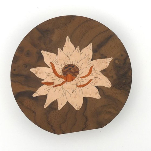Coffret en marqueterie d'inspiration japonaise - fleur de lotus - avec compartiment central