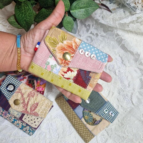 Mini portefeuille patchwork fleurs japonaises – porte-monnaie artisanal  – pièce unique fabriquée en france – broderie main