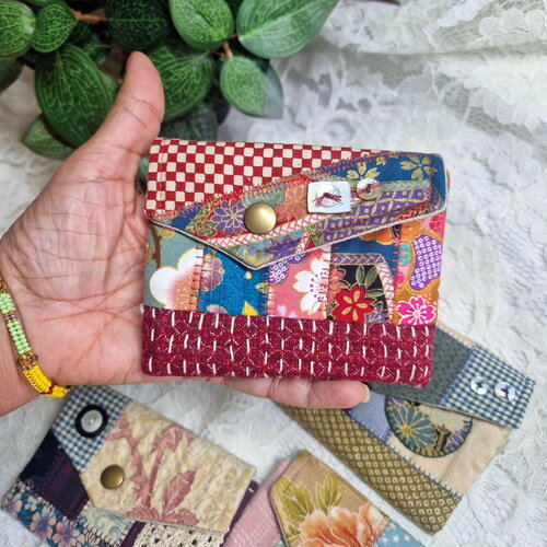 Mini portefeuille patchwork de tissus japonais – porte-monnaie boro brodé sashiko main – pièce unique artisanale – style bohème