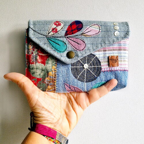 Portefeuille femme jean recyclé - pochette denim upcyclé style bohème - porte-monnaie artisanal brodé