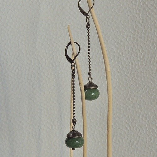 Longues boucles d'oreilles perles de jade vert sapin et métal bronze