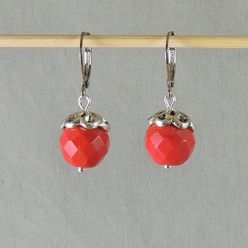 Boucles d'oreilles perles de verre facetté rouge et métal argenté