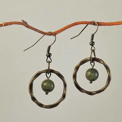 Boucles d'oreilles perles de jade naturelles vertes et anneaux en métal bronze