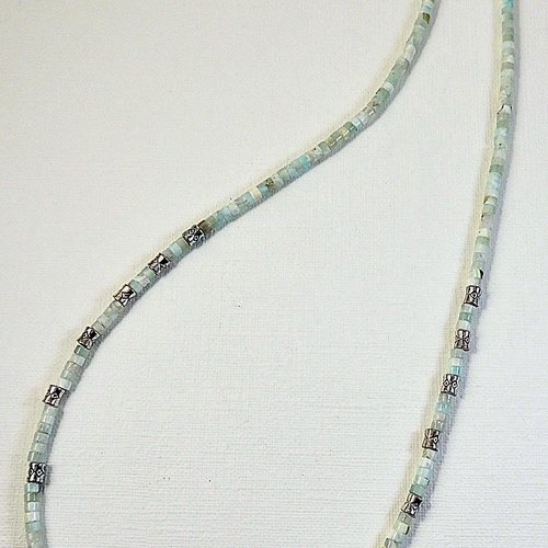 Collier perles en larimar heishi et perles en métal argenté