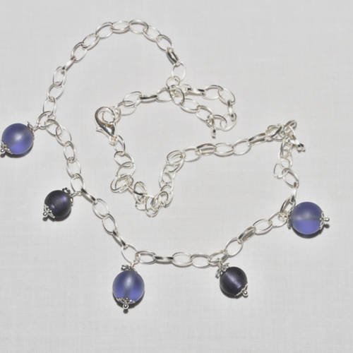 Parure collier perles bleu lavande et boucles d'oreilles en métal argenté 