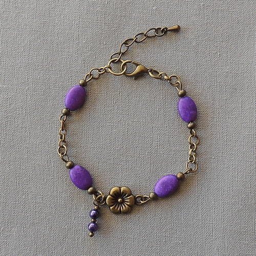 Bracelet pierres howlite violet et estampe métal bronze 