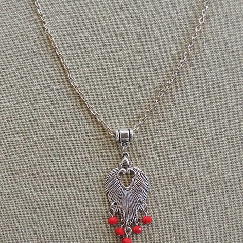 Collier pendentif avec estampe feuille et perles rouges et  chaîne métal argenté 