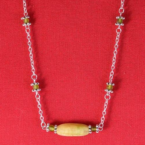 Collier en perles de verre  "vert pistache",  chaîne en métal argenté