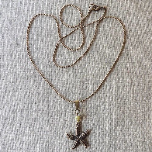 Collier avec pendentif perle en péridot et estampe étoile de mer et  chaîne bille métal bronze 