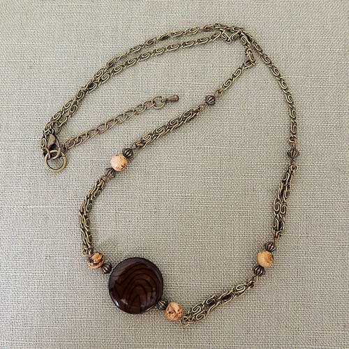 Collier perles en nacre et jaspe et métal bronze 