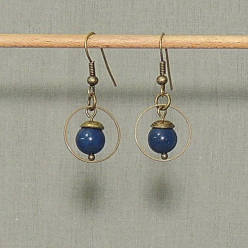 Boucles d'oreilles perles de jade bleu foncé sur anneau métal bronze 