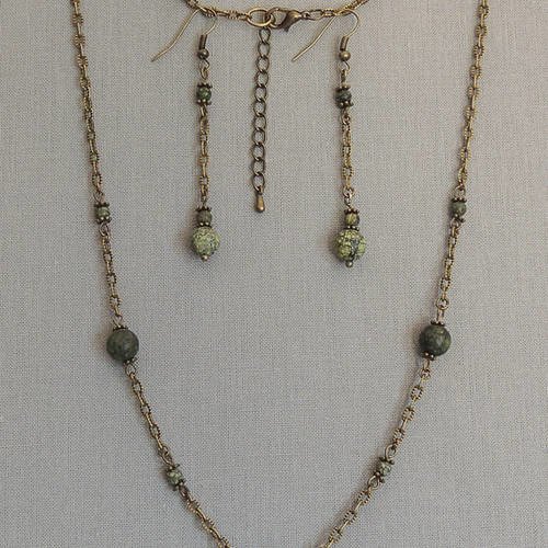 Parure perles en serpentine verte, collier et boucles d'oreilles et métal bronze 