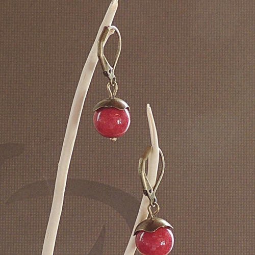 Boucles d'oreilles perles de jade mashan rouge cerise et métal bronze 