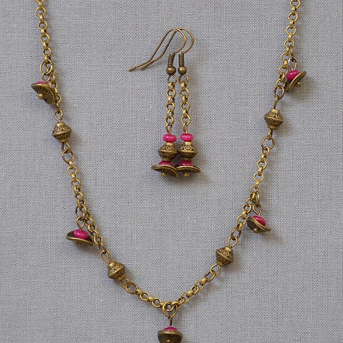Parure perles de jade teintées framboise, collier et boucles d'oreilles en métal bronze