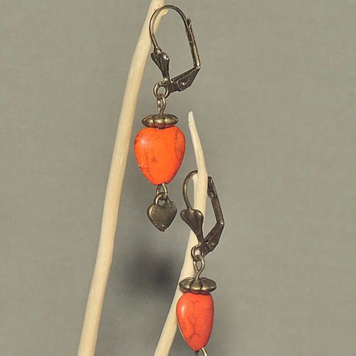 Boucles d'oreilles cœurs en howlite orange et métal bronze 