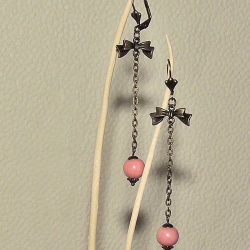 Longues boucles d'oreilles perle en céramique rose et nœud papillon en métal bronze 