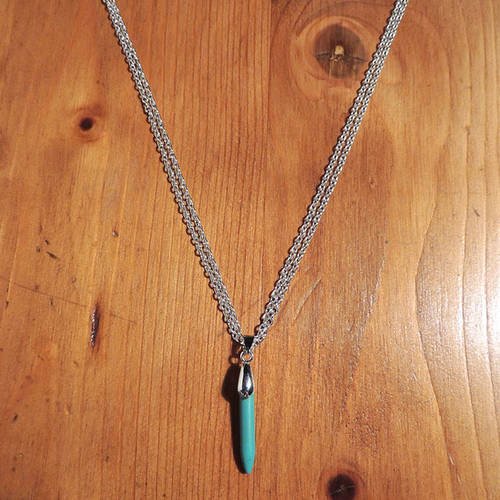 Collier avec pendentif pierre howlite turquoise et chaîne métal argenté 