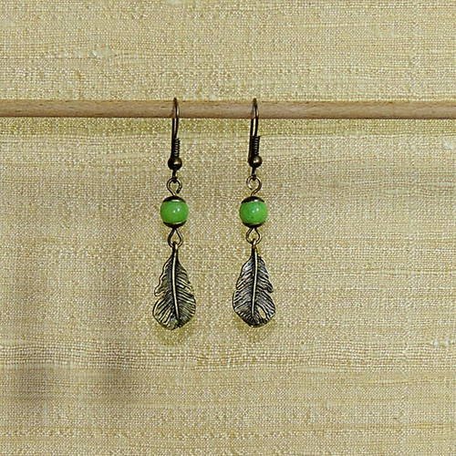 Boucles d'oreilles avec perles de jade vert prairie et feuilles métal bronze 