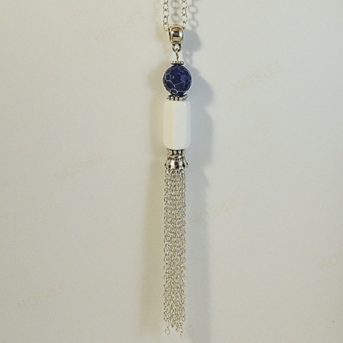Collier pendentif avec perles en agates bleue et blanche et pompon en métal argenté