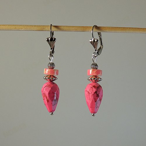 Boucles d'oreilles en turquoise de synthèse rose et métal argenté