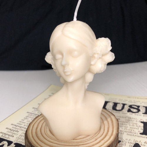 Bougie couronne de fleur esthétique  représentant une femme élégante