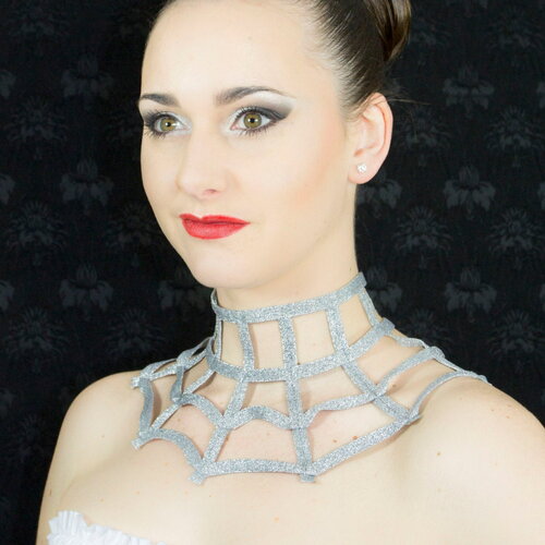 Collier lamé argent tour de cou façon crinoline cerclée grillage fermeture par zip taille unique