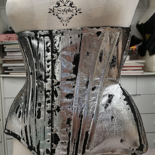 Corset serre taille 71cm de tour de taille modèle sous poitrine corset tissu coutil motif transfert argent.