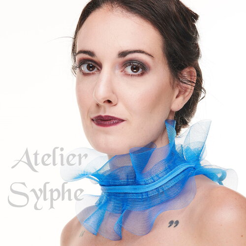 Tour de cou en volant crin polyamide coloris bleu style fraise fermeture lacet