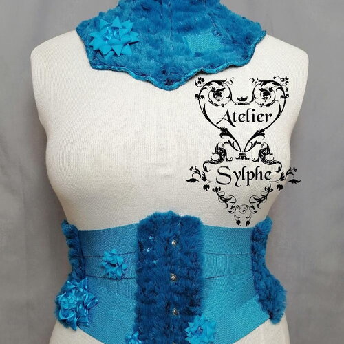Serre- taille sous-poitrine corset rubans bleu électrique avec détails duveteux + collier tour de cou assorti et détails floraux.
