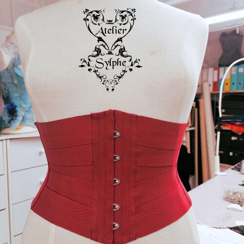 Corset serre-taille en rubans bordeaux taille totalement fermée de 76 cm busc devant.